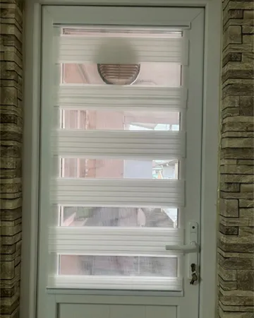 Balkon kapısı yapıştırmalı zebra kapı perdesi